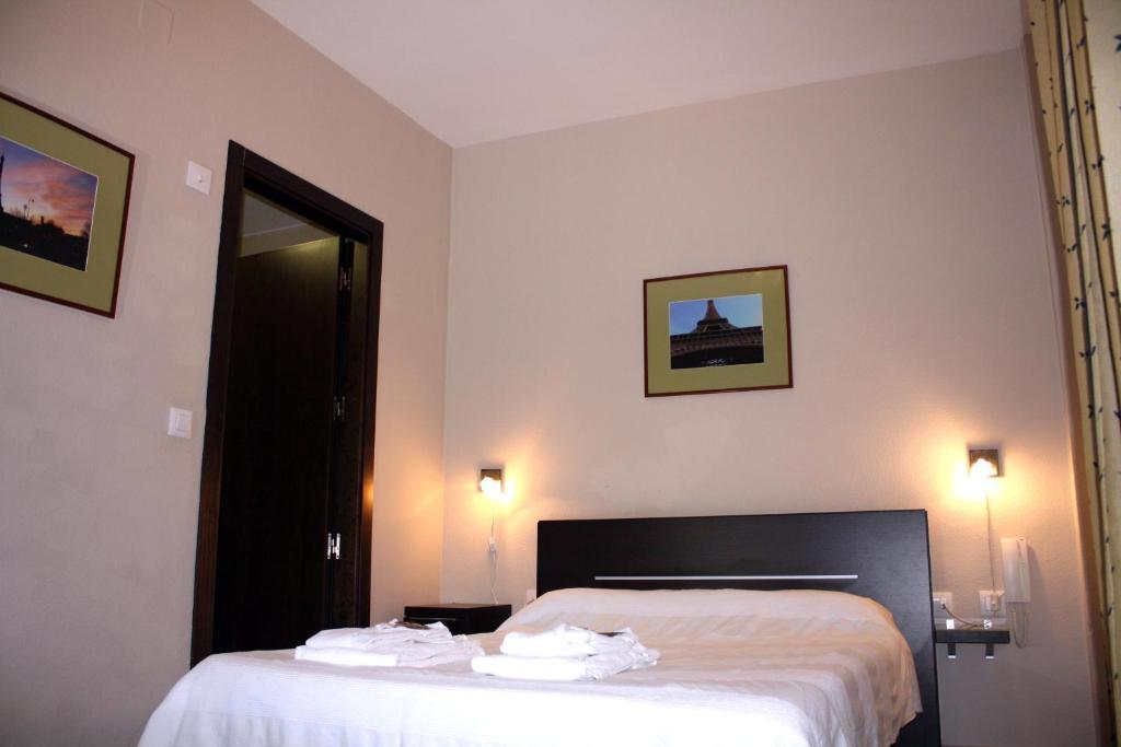 Hostal Carlos I Ла-Лінеа-де-ла-Консепсьйон Номер фото