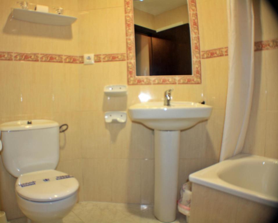 Hostal Carlos I Ла-Лінеа-де-ла-Консепсьйон Номер фото